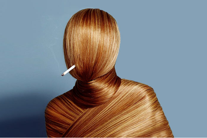 Курильщик знает о вреде курение, но все же не бросает курить